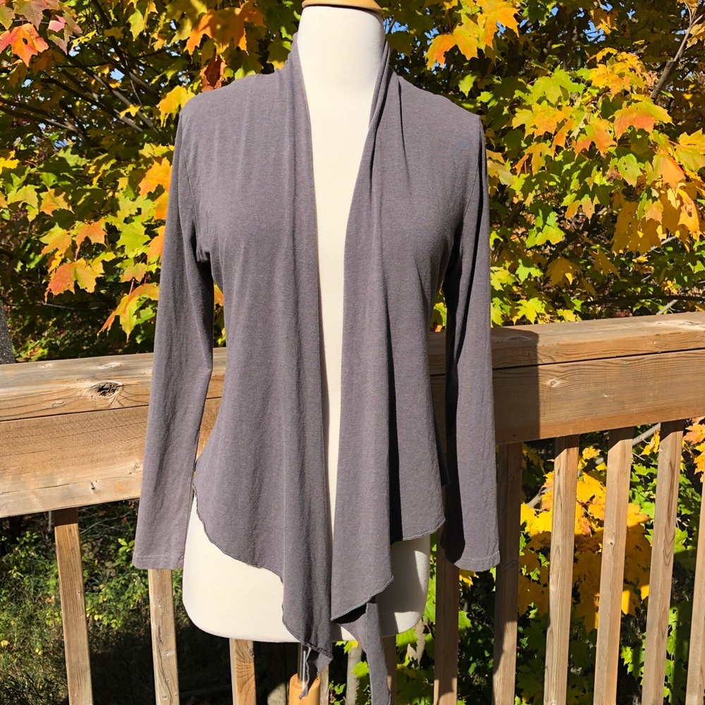 A sweater wrap grey size small, organic fibers